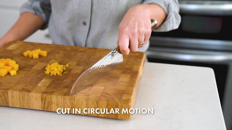 Basic knife skills | Cut in a circular motion